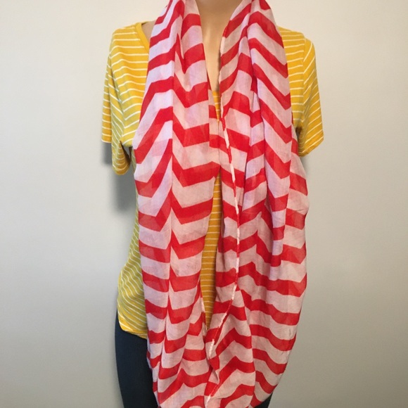 Cross pattern scarf color red and white - Picture 3 of 6